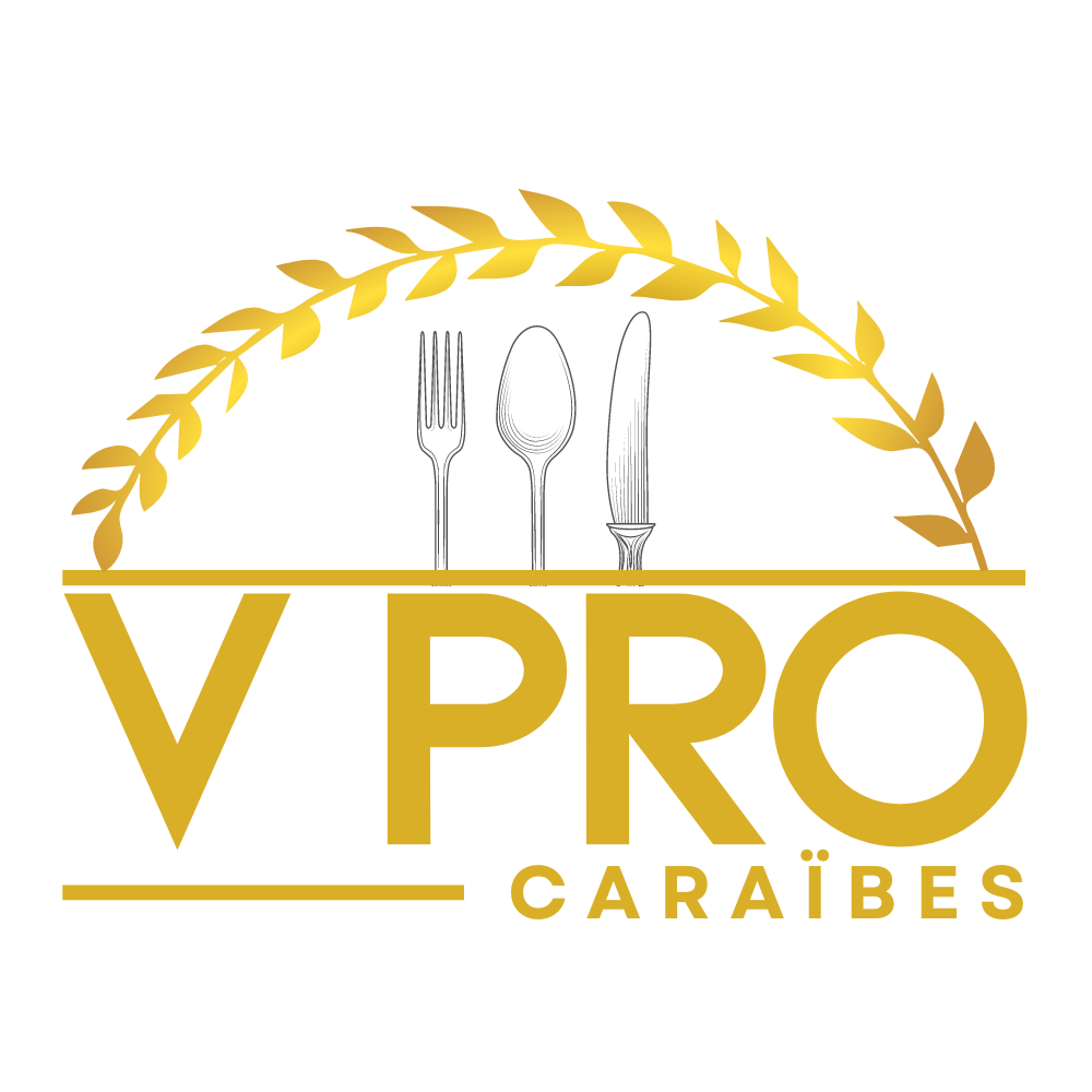 Logo de V Pro Caraïbes représentant un arc jaune de branches de blé au-dessus d'une fourchette, d'une cuillère et d'un couteau. Le texte « V PRO » est en grosses lettres jaunes sous les ustensiles, avec « CARAÏBES » en plus petit texte en dessous. Parfait pour les entreprises CHR de Guadeloupe recherchant de la vaisselle de qualité. Le fond est blanc.